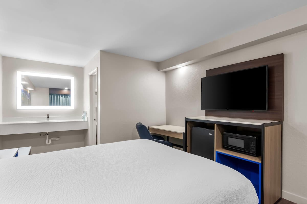 Room, 1 Queen Bed, Non Smoking | Desk, blackout drapes, free cribs/infant beds, free WiFi