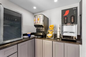 Breakfast area - Days Inn by Wyndham Indianapolis East Post Road (Indianapolis)