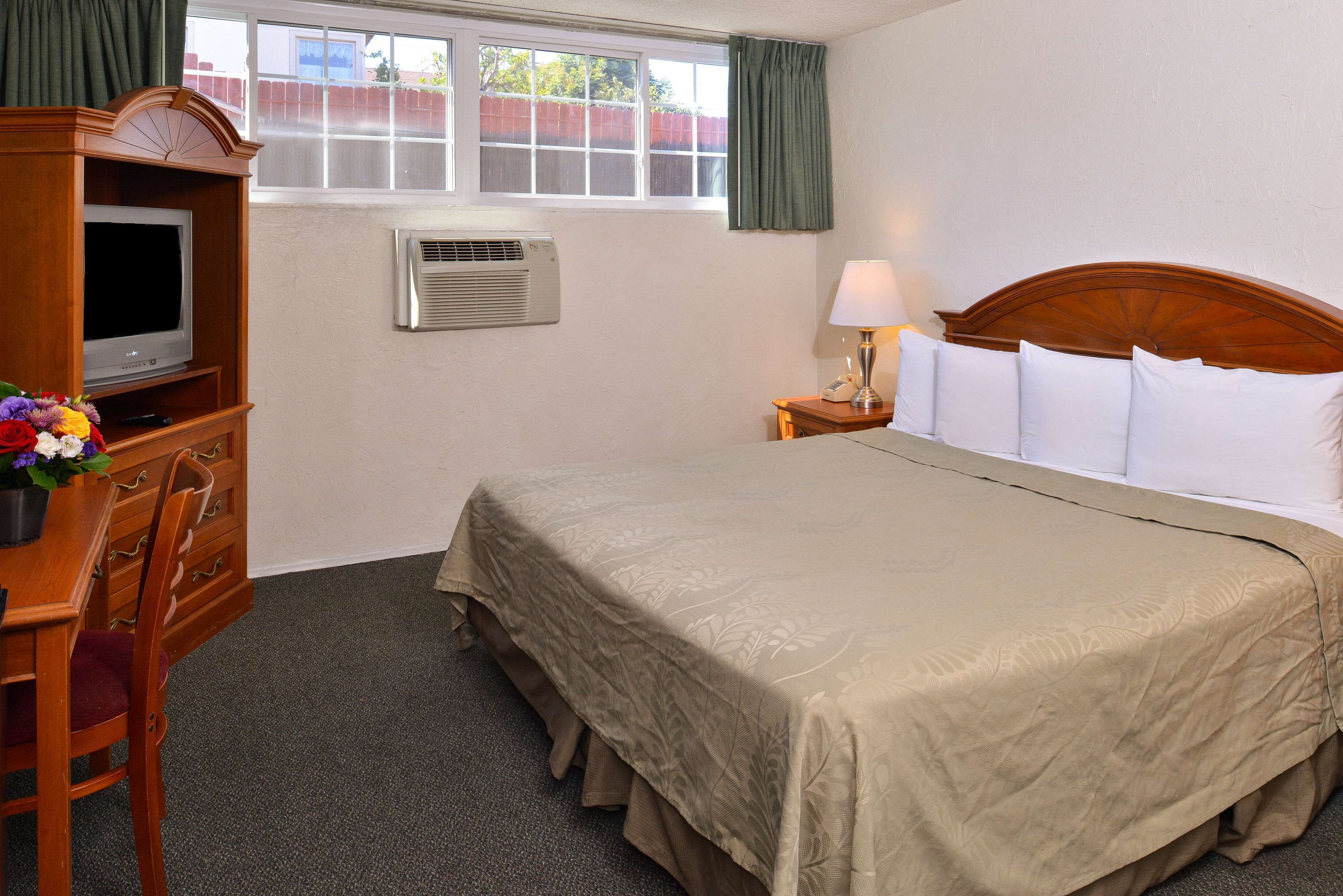 room, 1 king bed, non smoking | desk, blackout curtains, free wifi, bed sheets