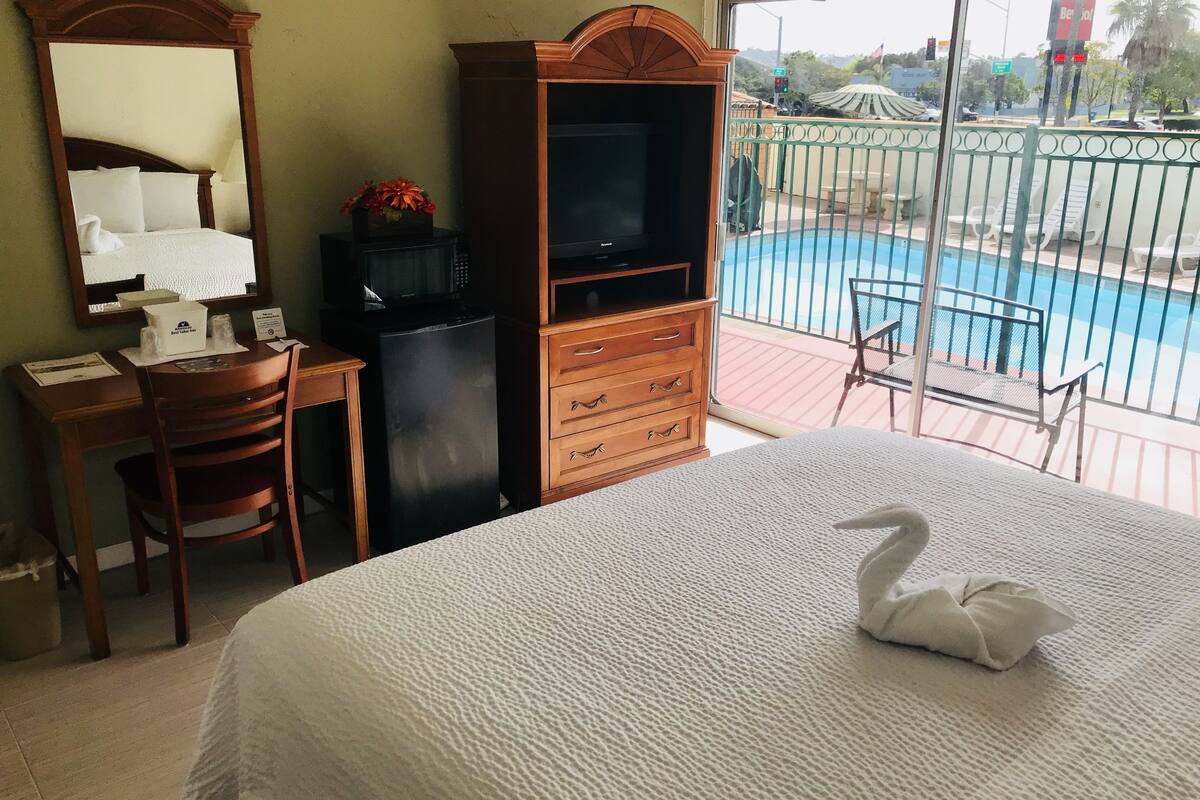 room, 1 king bed, non smoking | desk, blackout curtains, free wifi, bed sheets