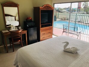 Chambre, 1 très grand lit, non-fumeurs | Bureau, rideaux occultants, Wi-Fi gratuit, draps fournis