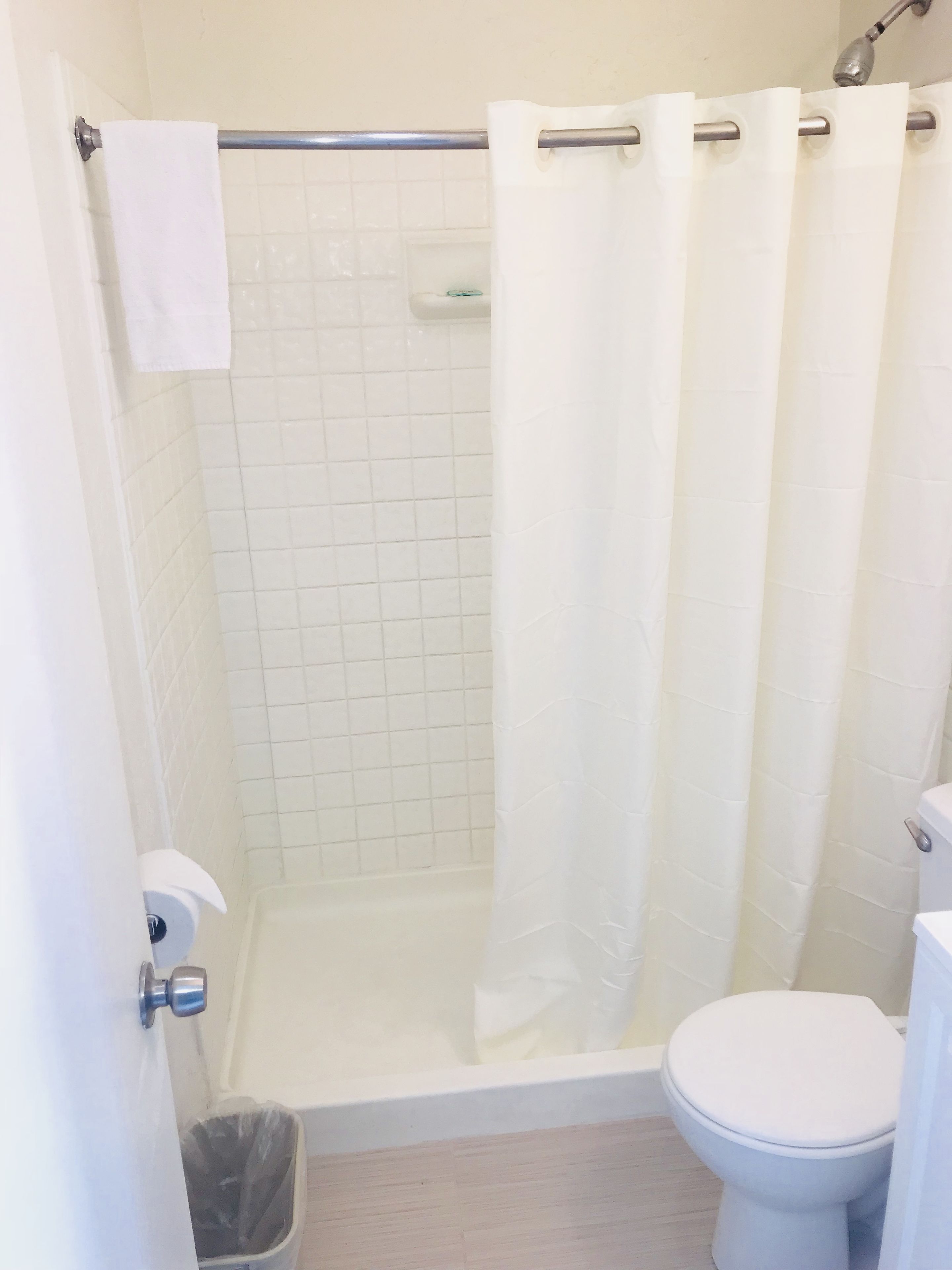 combined shower/bathtub, free toiletries, towels