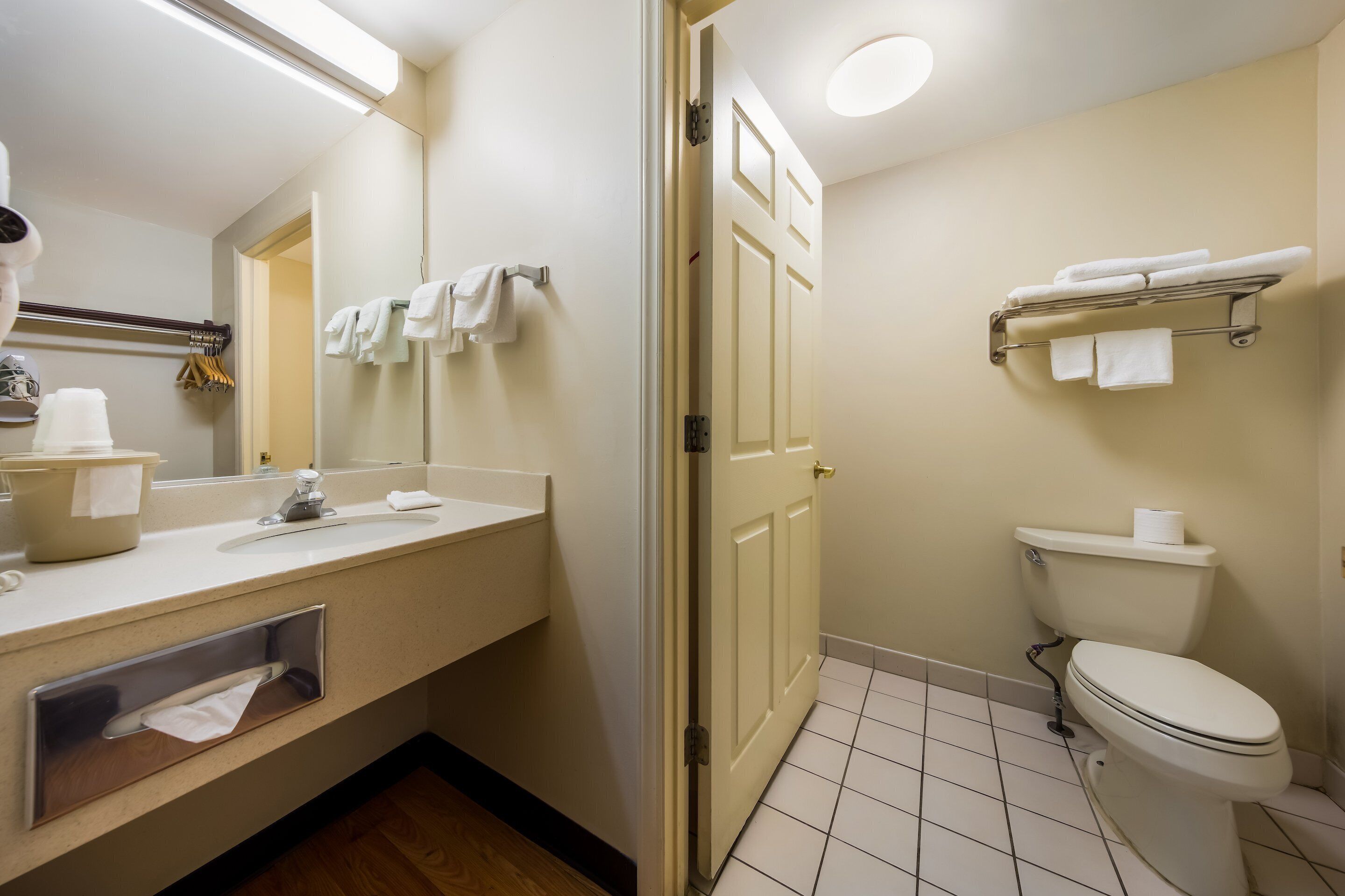 シャワー付き浴槽、ヘアドライヤー、タオル、石鹸