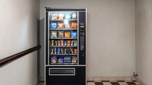Ein Getränkeautomat mit verschiedenen Snacks.