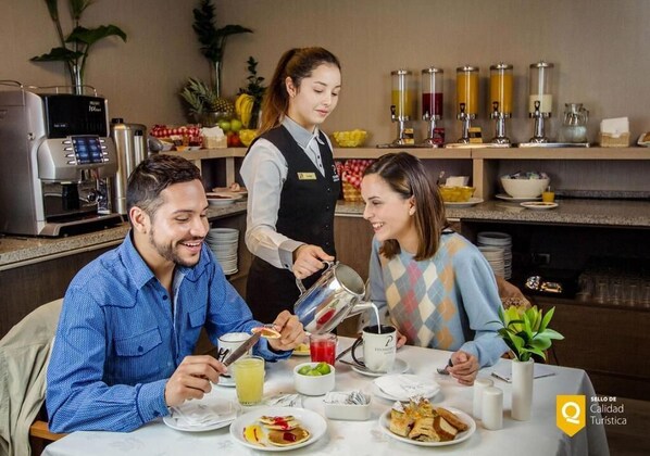 Frokost og lunsj serveres, regionale retter, utsikt mot bassenget 