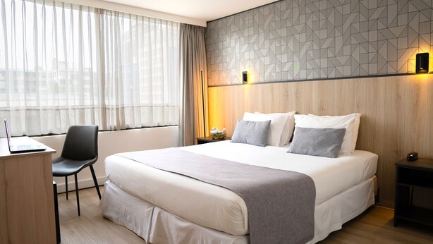 A modern hotel room with a large bed, a desk, and a chair. - Hotel Casa Spark Santiago (Santiago)