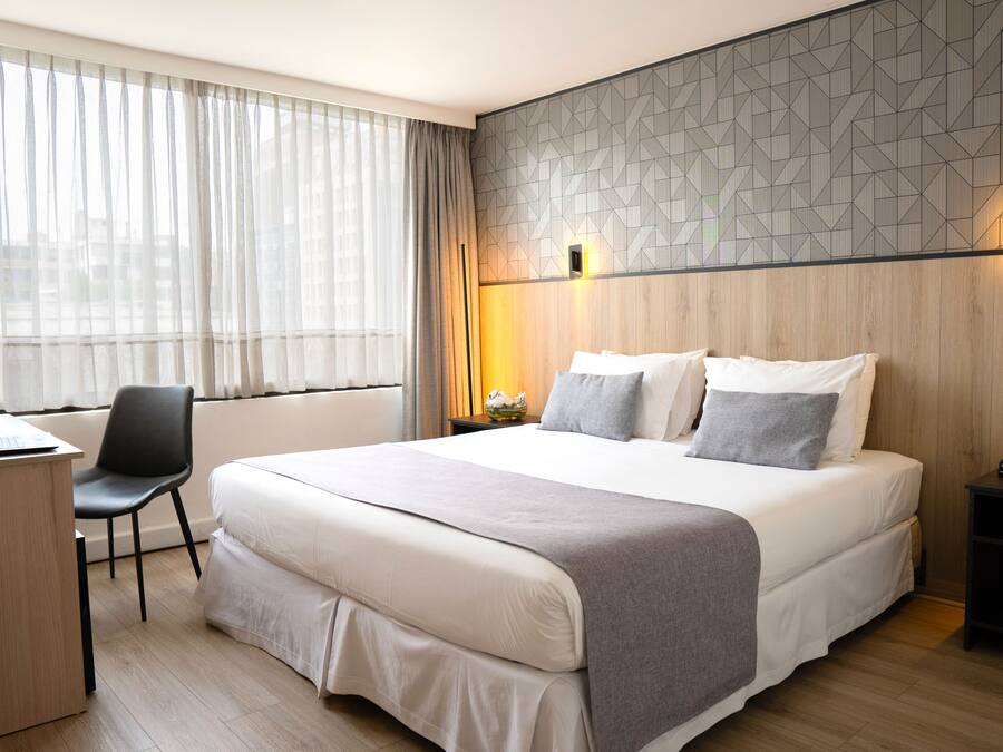 Kamar Single Standar | Seprai premium, brankas, meja kerja, dan tirai kedap cahaya