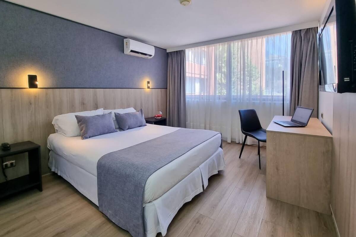 Ropa de cama de alta calidad, caja fuerte, escritorio y cortinas opacas