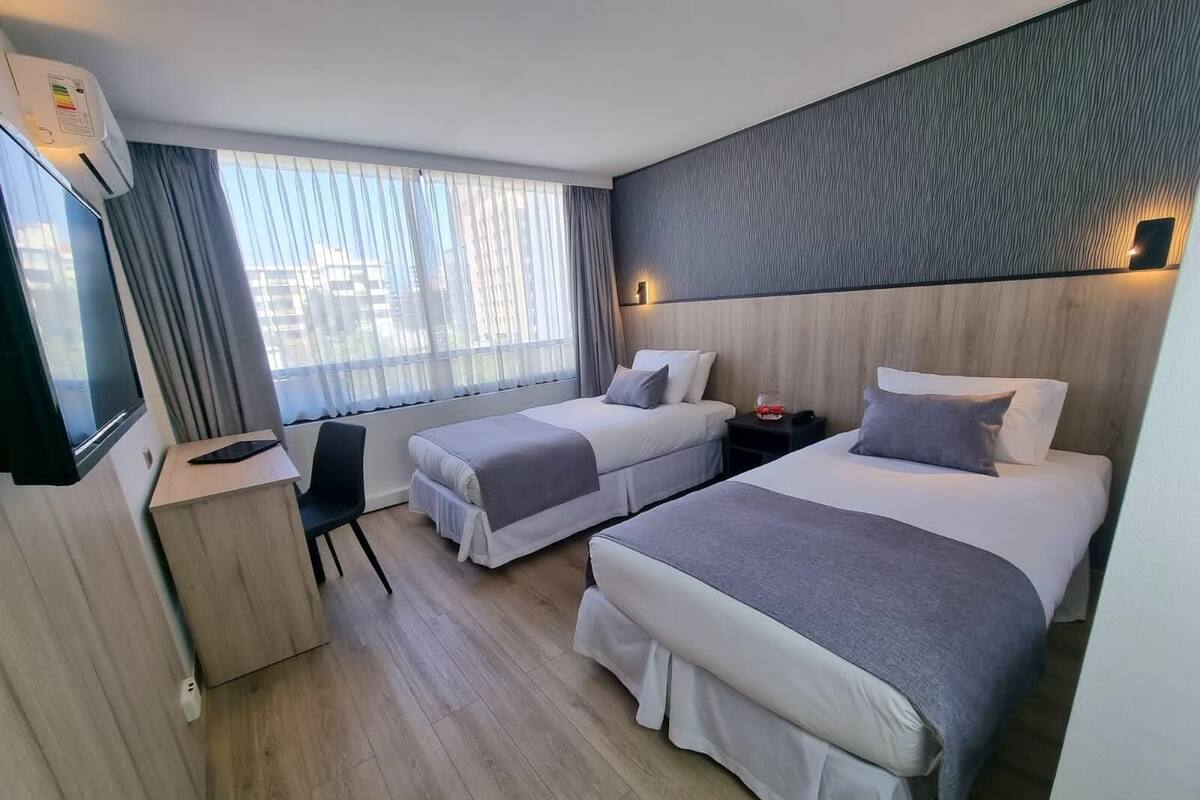 Ropa de cama de alta calidad, caja fuerte, escritorio y cortinas opacas