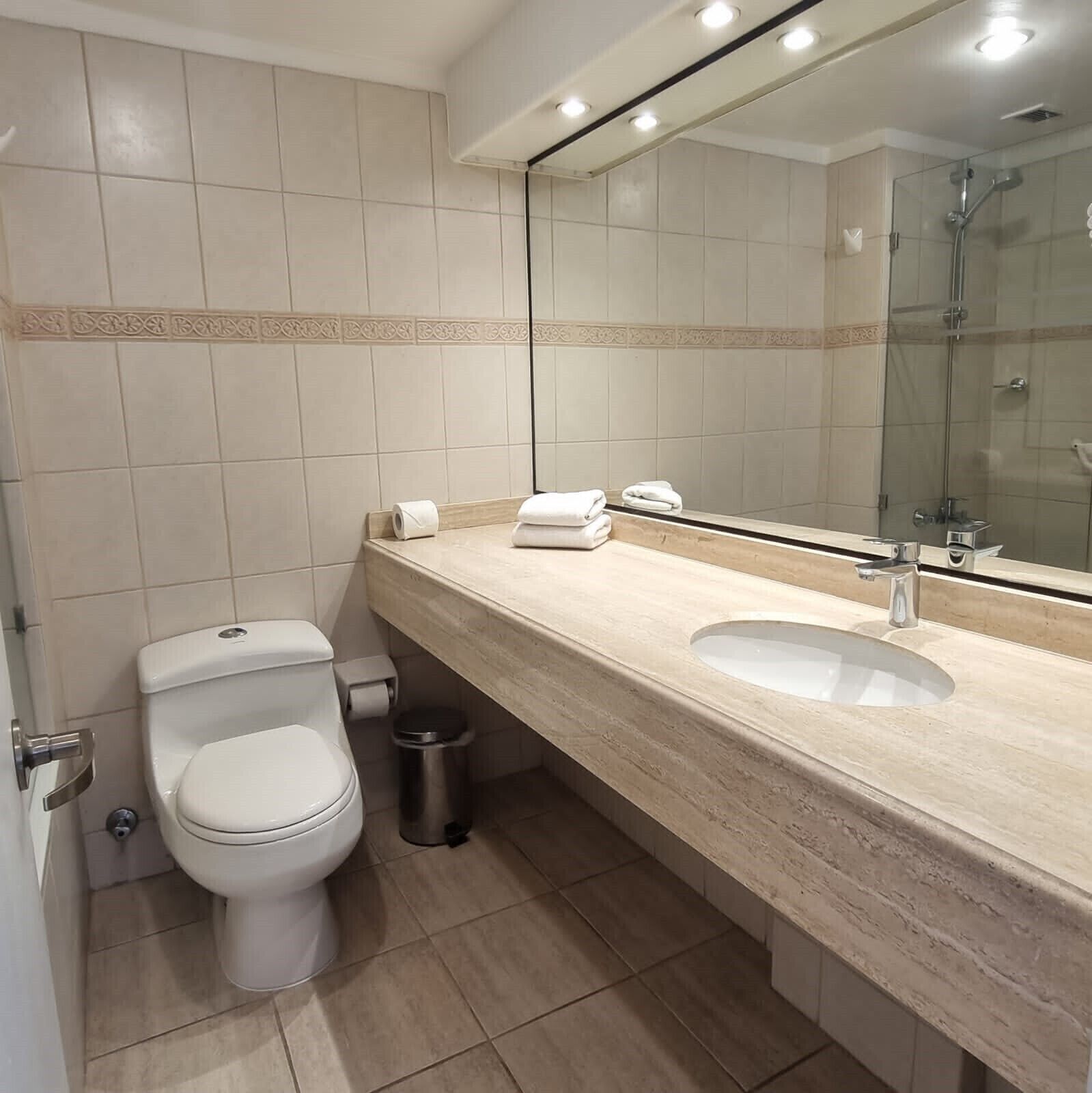 combined shower/bathtub, deep-soaking bathtub, free toiletries