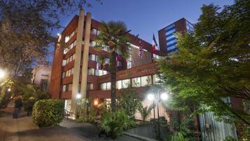 Fachada da propriedade à noite