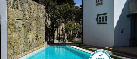 Piscine extérieure, chaises longues