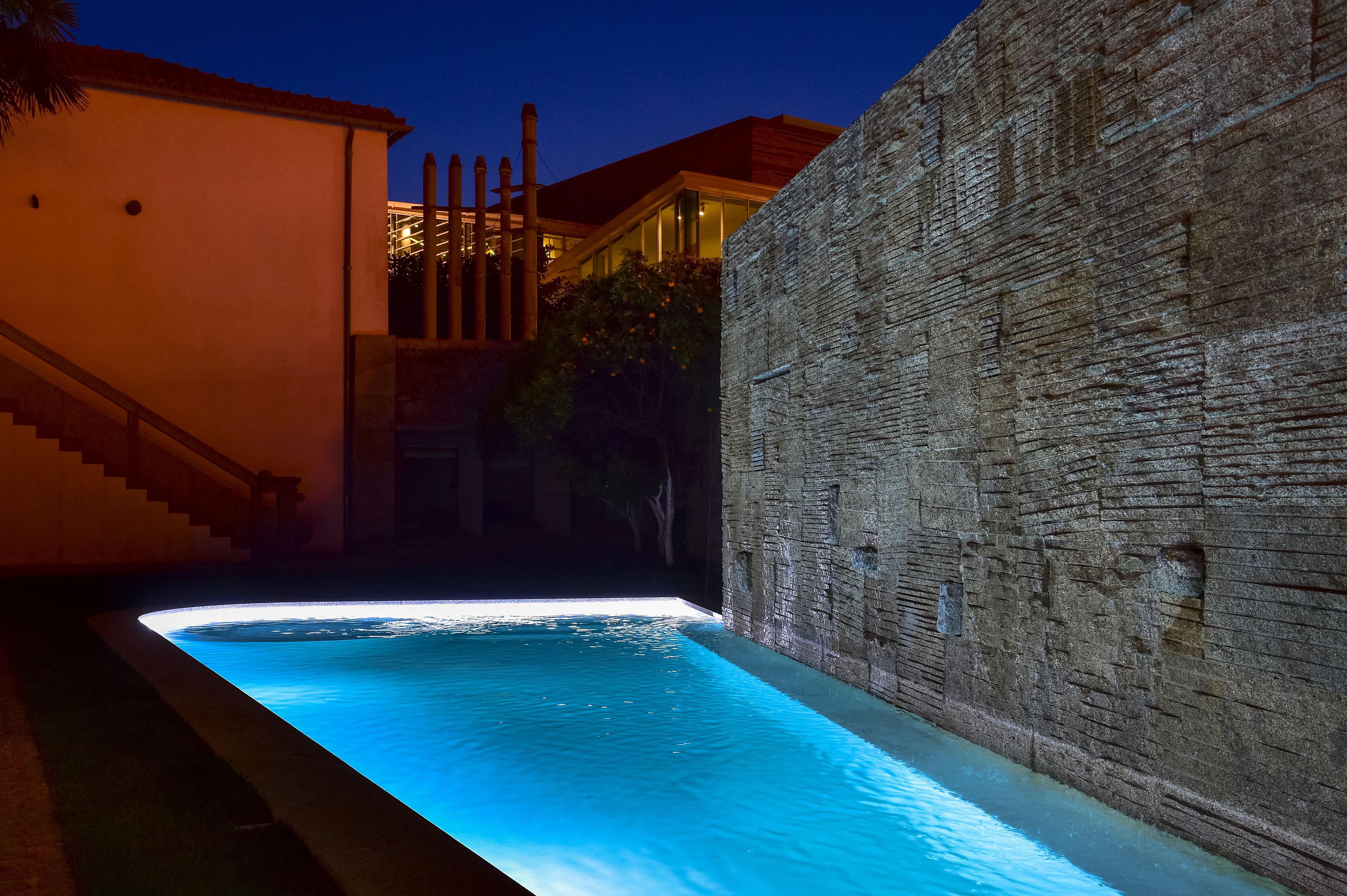 Piscine extérieure, chaises longues