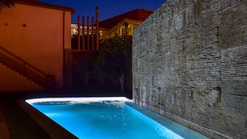 Piscine extérieure, chaises longues