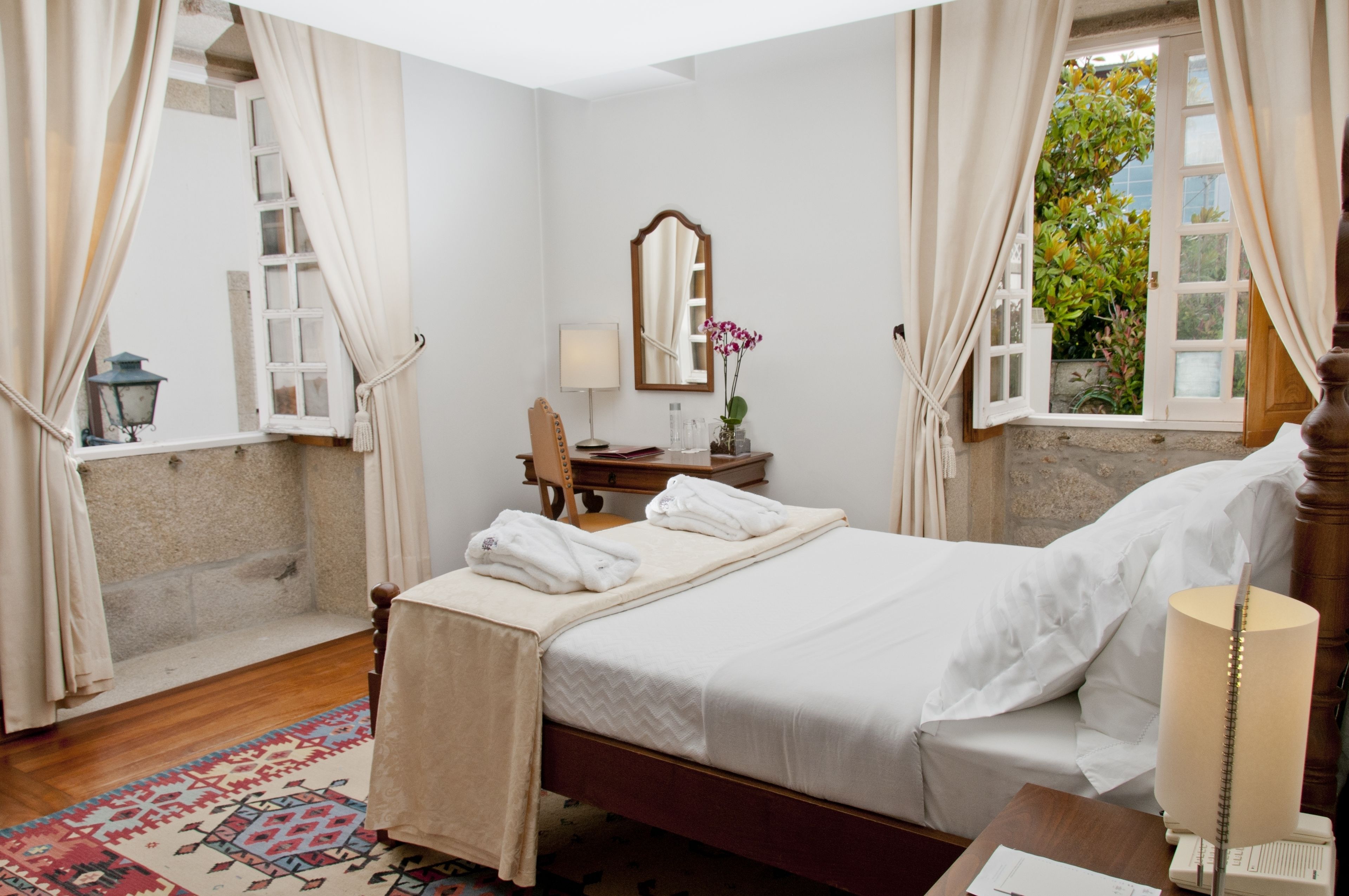 Minibar, caja de seguridad en la habitación y decoración personalizada 