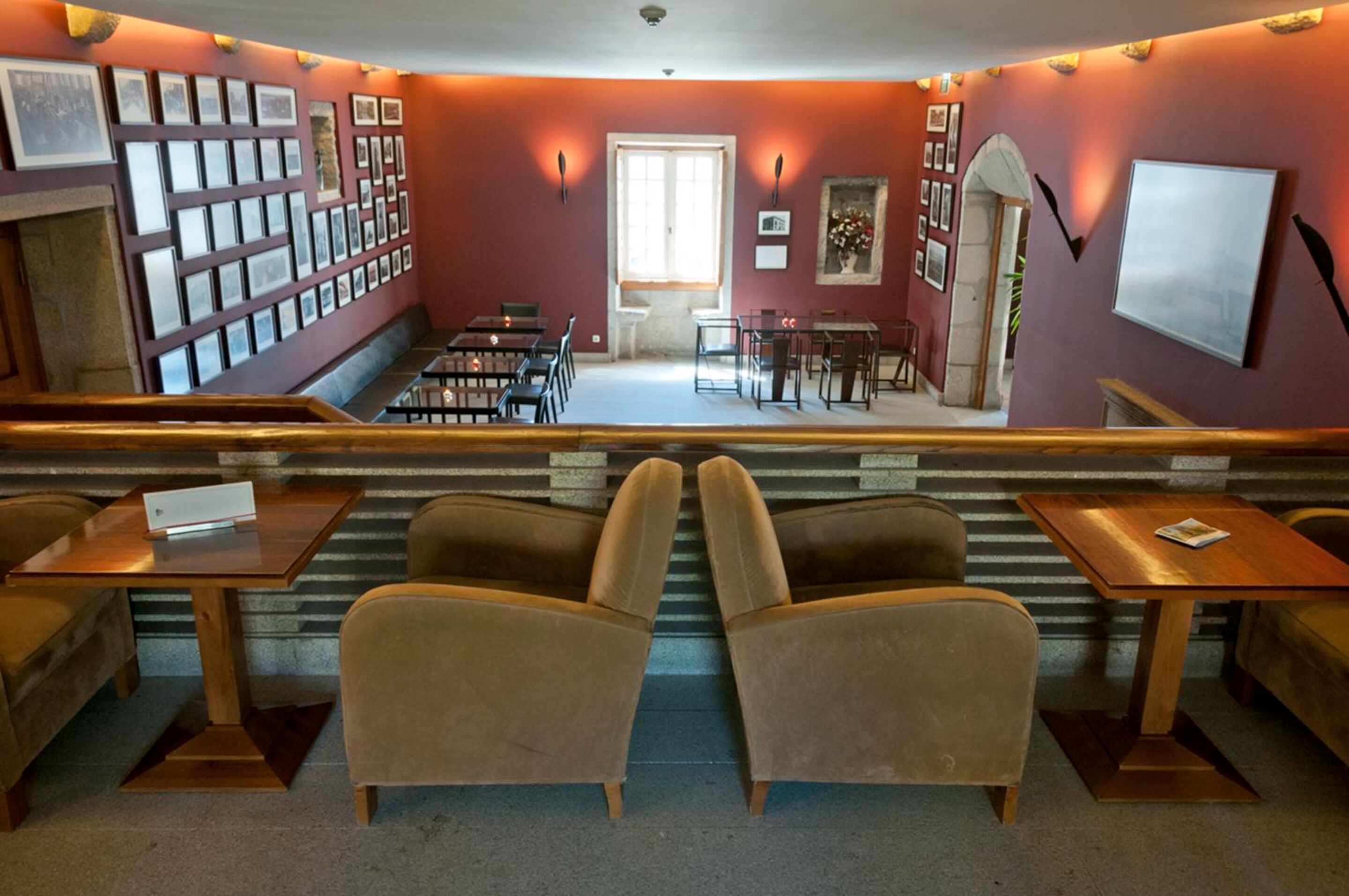 A library with bookshelves, tables, and chairs.