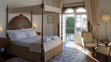 Deluxe-dobbeltværelse | Minibar, pengeskab på værelset, individuelt design