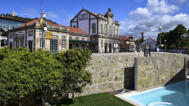 A historic building with a stone wall and a swimming pool. - Casa Melo Alvim by Unlock Hotels (Viana do Castelo)