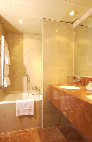 Bañera, artículos de tocador gratuitos, secador de pelo, toallas