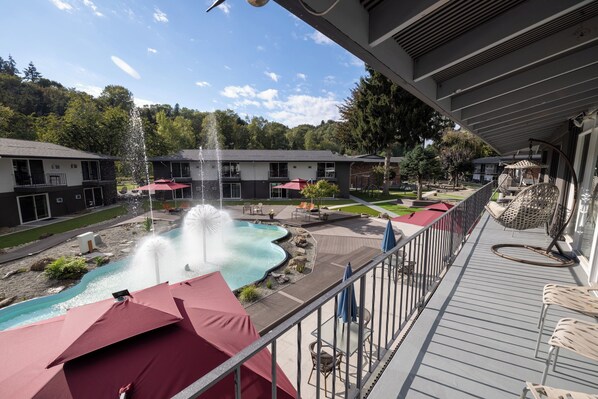 Executive penthouse | Luxe beddengoed, pillowtop-bedden, individueel gedecoreerd