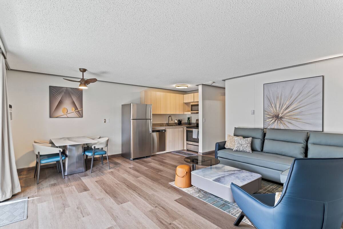 Un apartamento moderno con comedor, cocina y sala de estar.