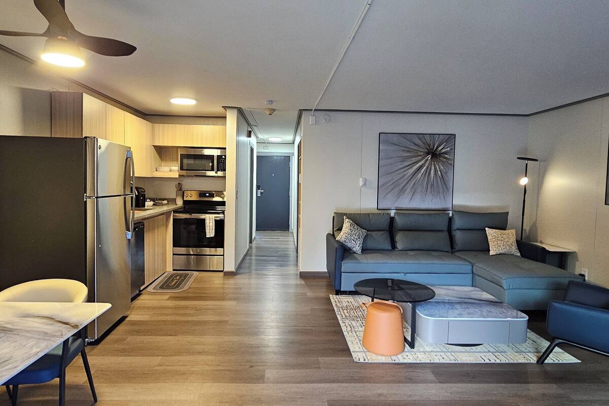Un apartamento moderno con cocina, comedor y sala de estar.