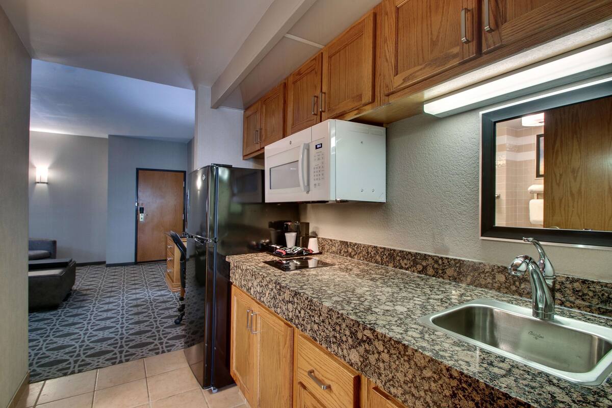 fridge, microwave, coffee/tea maker