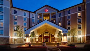 Ein mehrgeschossiges Hotel mit einem markanten Eingang, der Hausnummer 4310 trägt, und einem D-Logo an der Fassade.