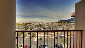 Escrivaninha, ferros/tábuas de passar roupa, berços grátis