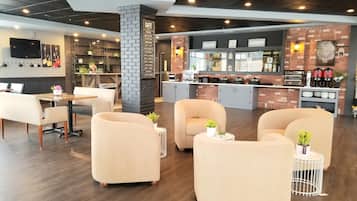 Der serveres frokost og aftensmad