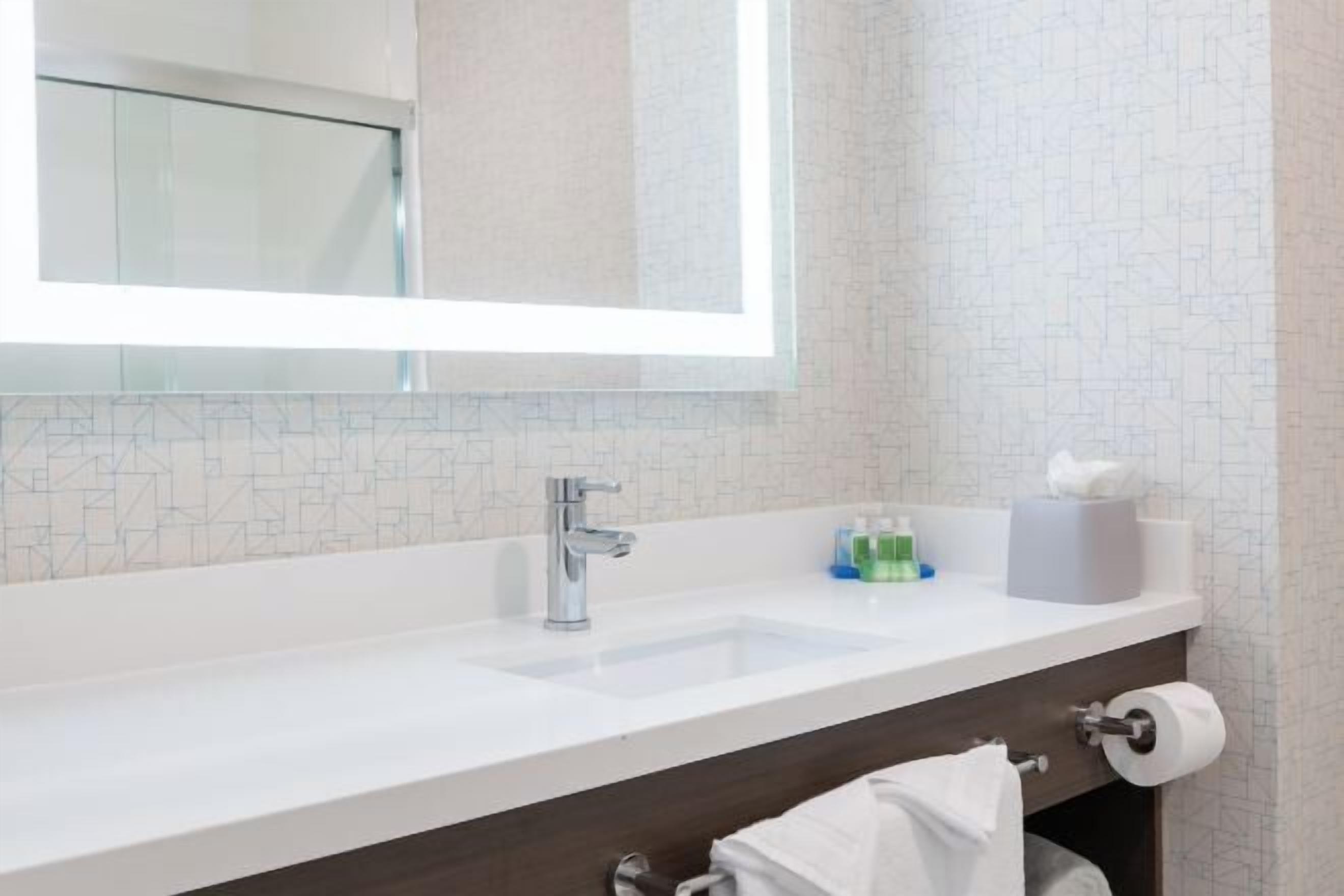 Bathroom | Combined shower/tub, free toiletries, hair dryer, towels