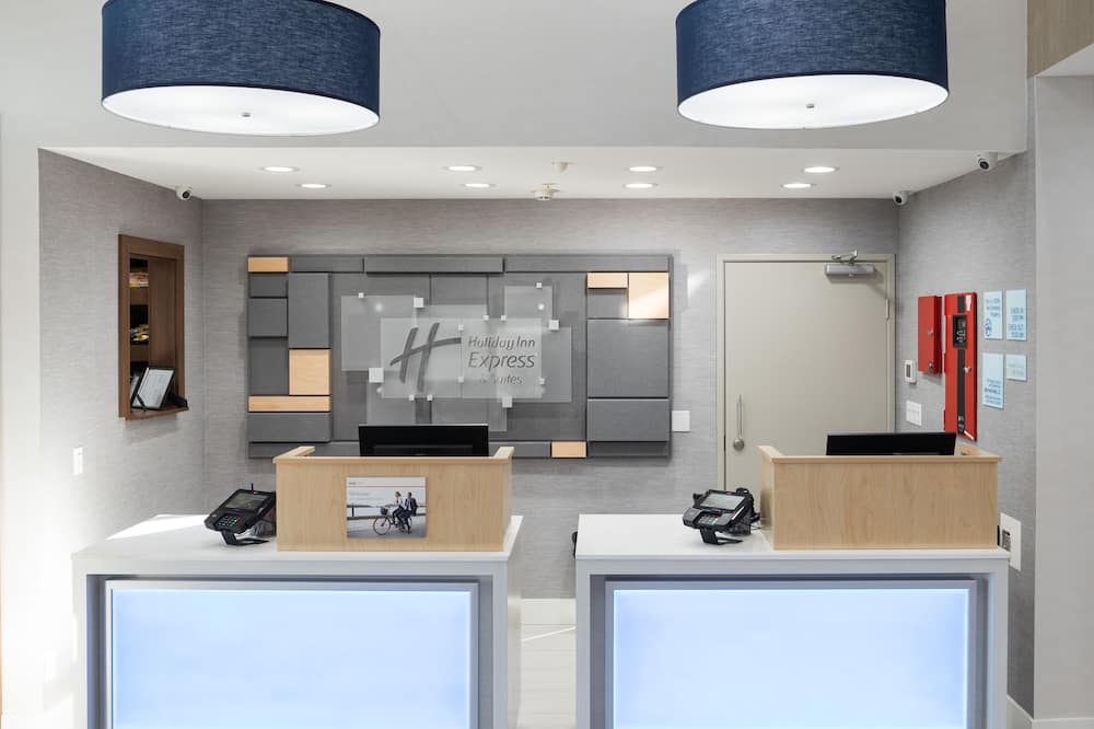 Holiday Inn Express & Suites Lake Forest by IHG