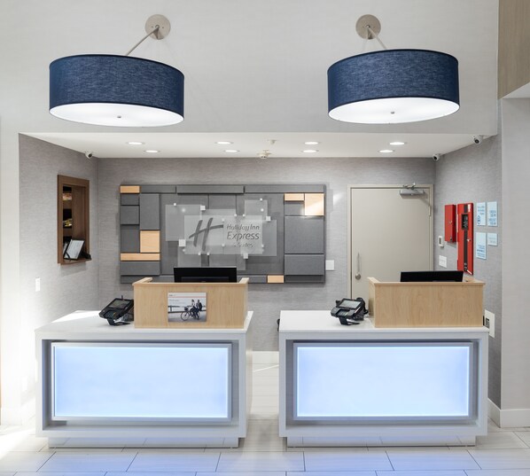 Reception - Holiday Inn Express & Suites Lake Forest by IHG (Lake Forest)