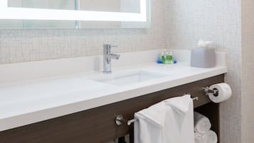 Duschwanne, kostenlose Toilettenartikel, Haartrockner, Handtücher