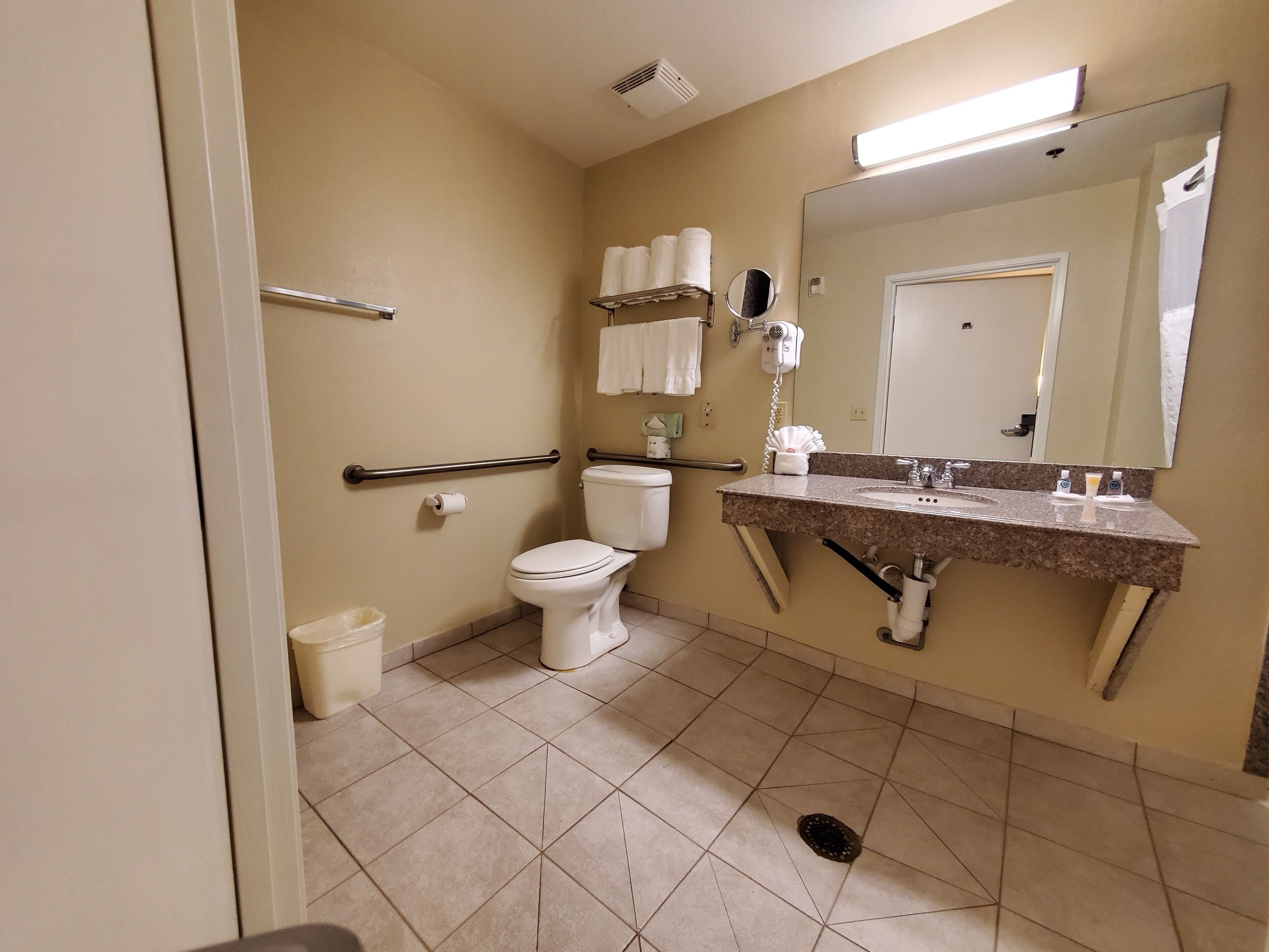 room, 1 queen bed, non smoking | bathroom | combined shower/bathtub, free toiletries, hair dryer, towels