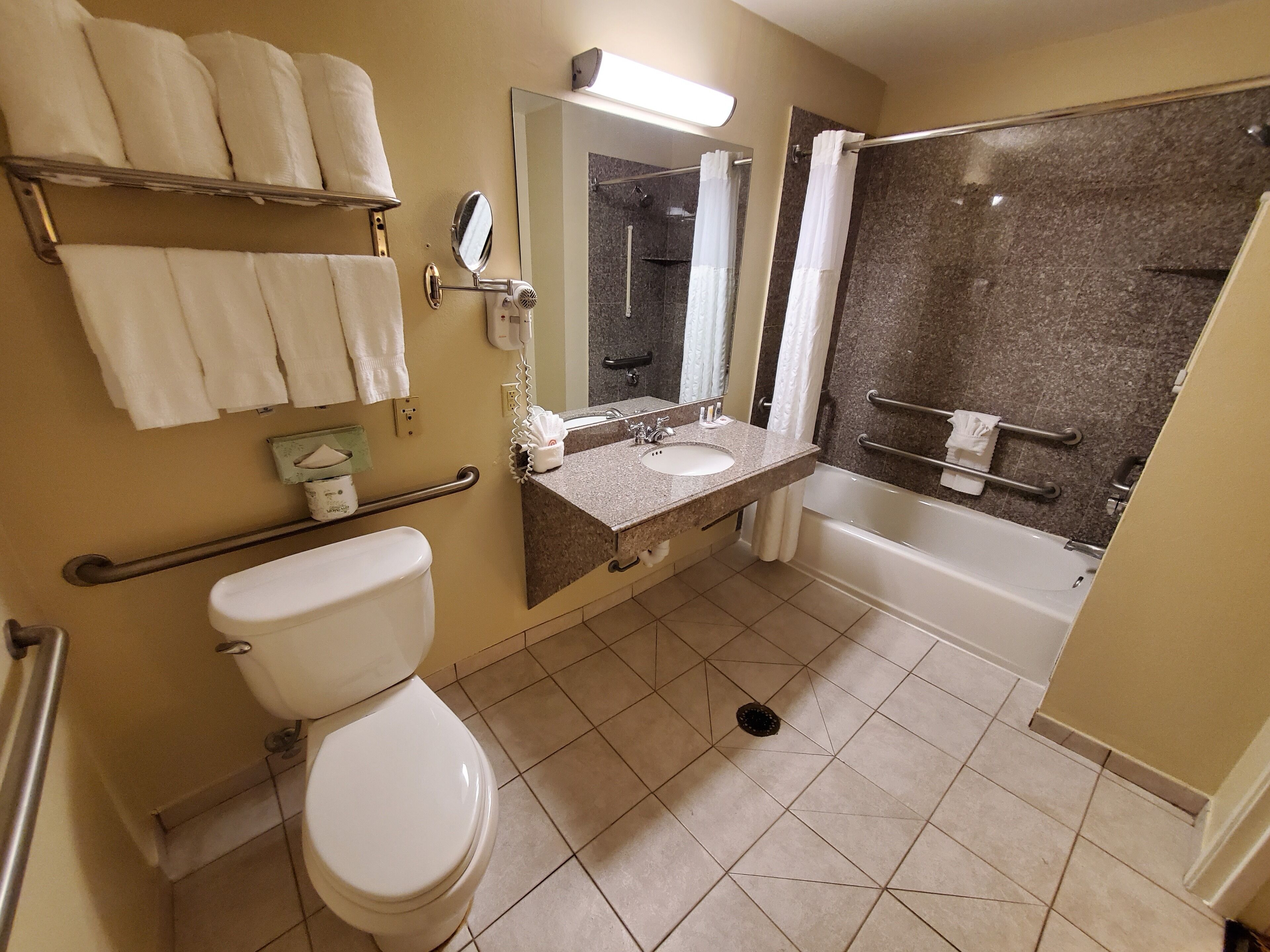 room, 1 queen bed, non smoking | bathroom | combined shower/bathtub, free toiletries, hair dryer, towels