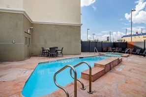 Una piscina al aire libre de temporada