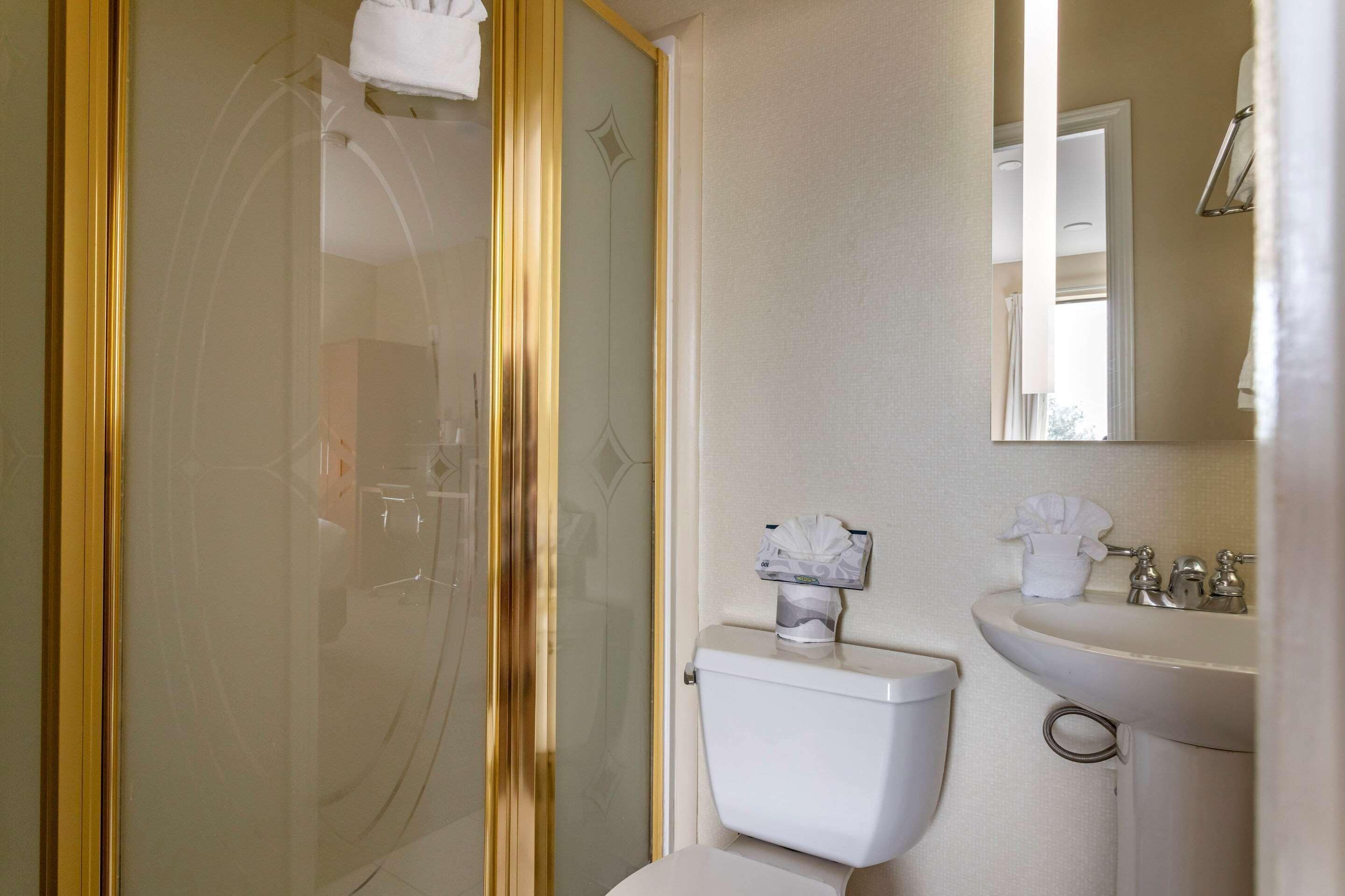 room, 1 queen bed, non smoking | individually decorated, individually furnished, desk, laptop workspace