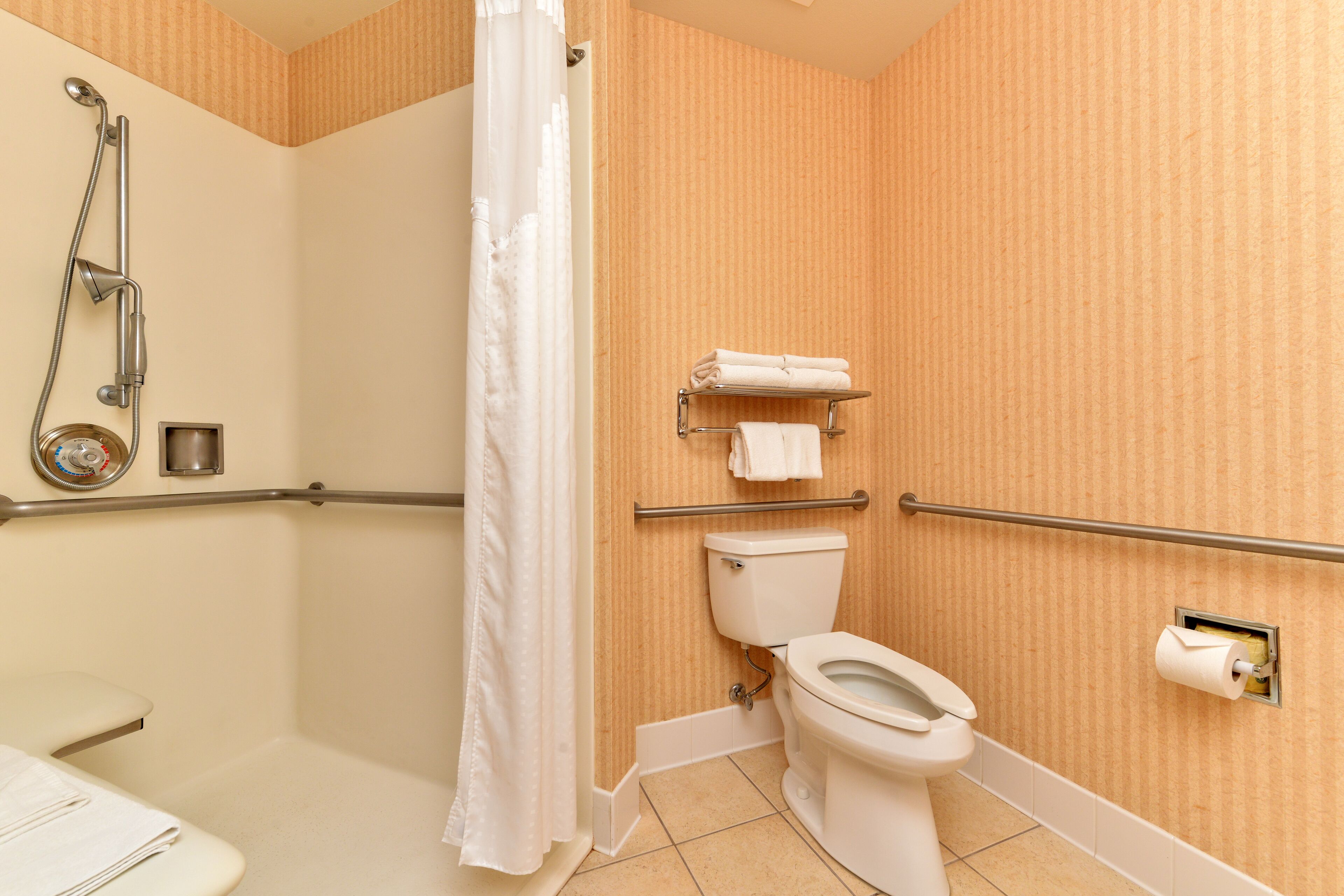 standard room, 1 king bed | bathroom | combined shower/bathtub, free toiletries, hair dryer, towels