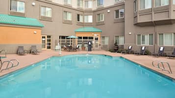 Outdoor pool, open 10 AM to 10 PM, pool loungers