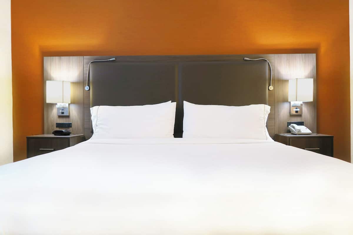 Caja de seguridad en la habitación, escritorio y cortinas blackout