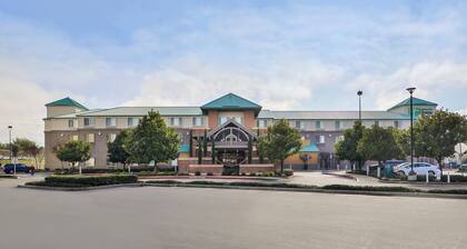 Holiday Inn Express & Suites Elk Grove Central - Hwy 99 by IHG