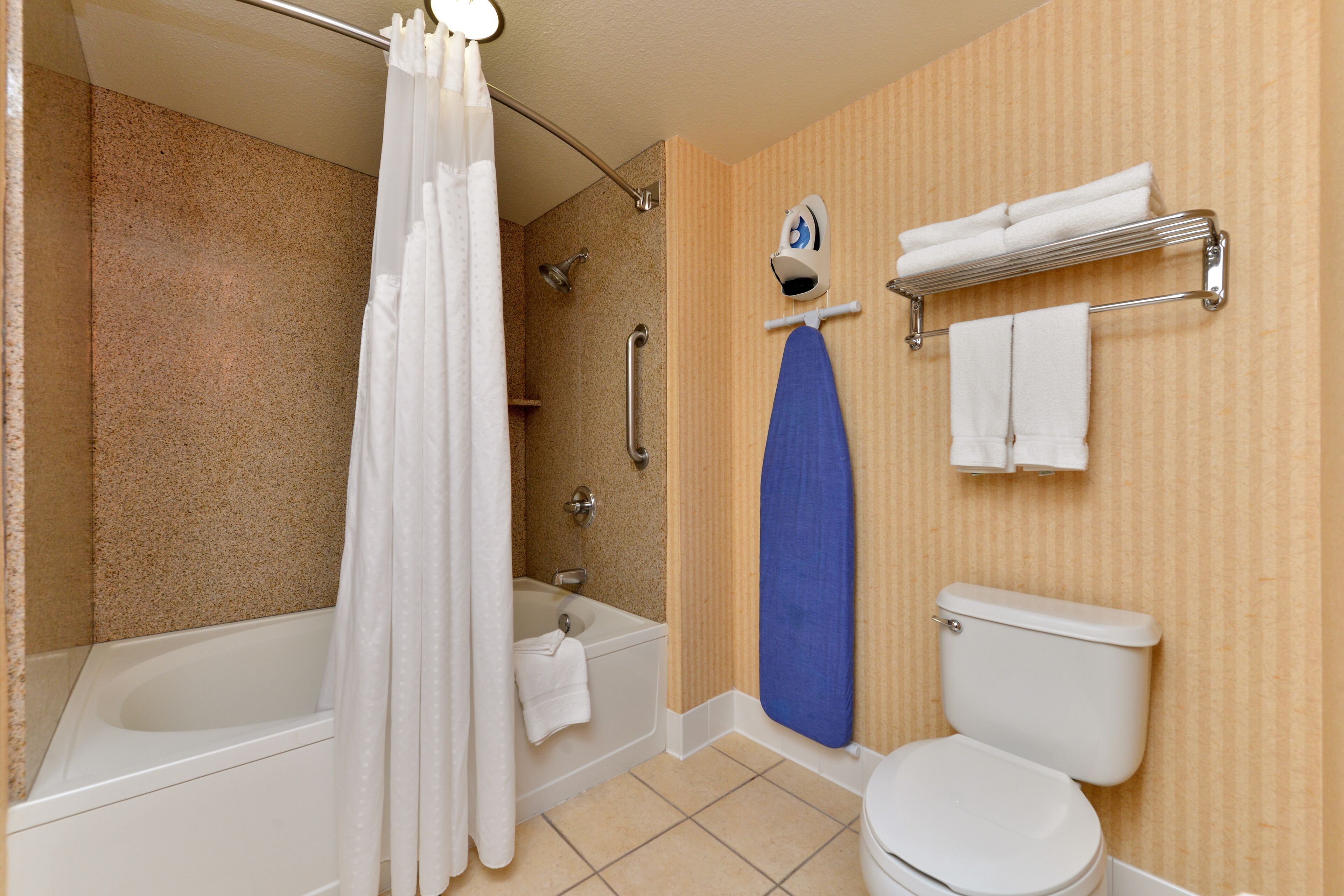 suite, 1 bedroom | bathroom | combined shower/bathtub, free toiletries, hair dryer, towels