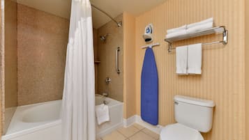 Un baño con bañera, ducha e inodoro.