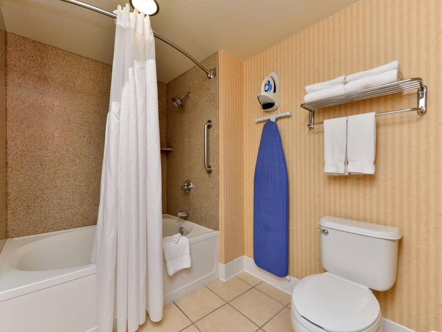Un baño con bañera, ducha e inodoro.