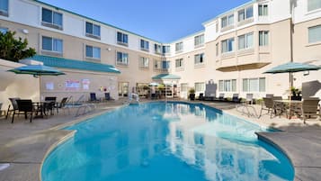Outdoor pool, open 10 AM to 10 PM, sun loungers