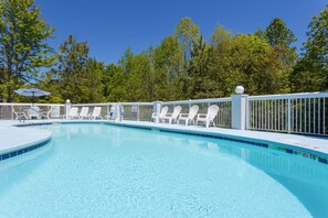 Piscine extérieure, chaises longues