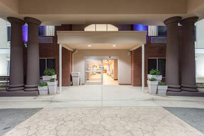 Holiday Inn Express Hotel & Suites Mebane by IHG