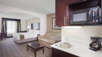 Safe på rommet, skrivebord, blendingsgardiner og strykejern/-brett