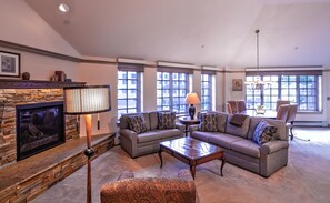 Standard Room, Multiple Beds | Living room